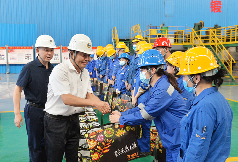 2021.08.23省有色冶金工會為衡鋼高溫一線職工送清涼 (2).JPG